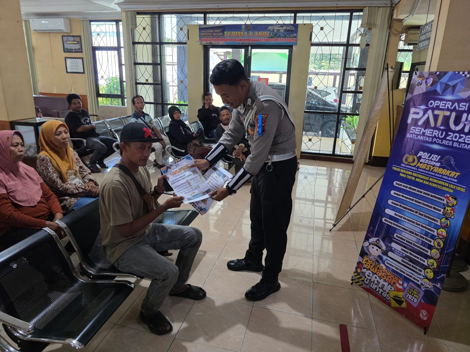 Satlantas Polres Blitar menyasar masyarakat yang mengurus administrasi kendaraan di Kantor Bersama Samsat Wlingi