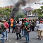 Seratusan massa yang mengatasnamakan diri sebagai Pejuang Gayatri menggelar aksi unjuk rasa di depan Gedung DPRD Tulungagung