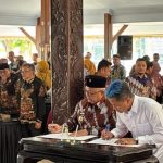 Bupati Blitar H. Rijanto bersama Wakil Bupati Blitar Beky Herdihansah